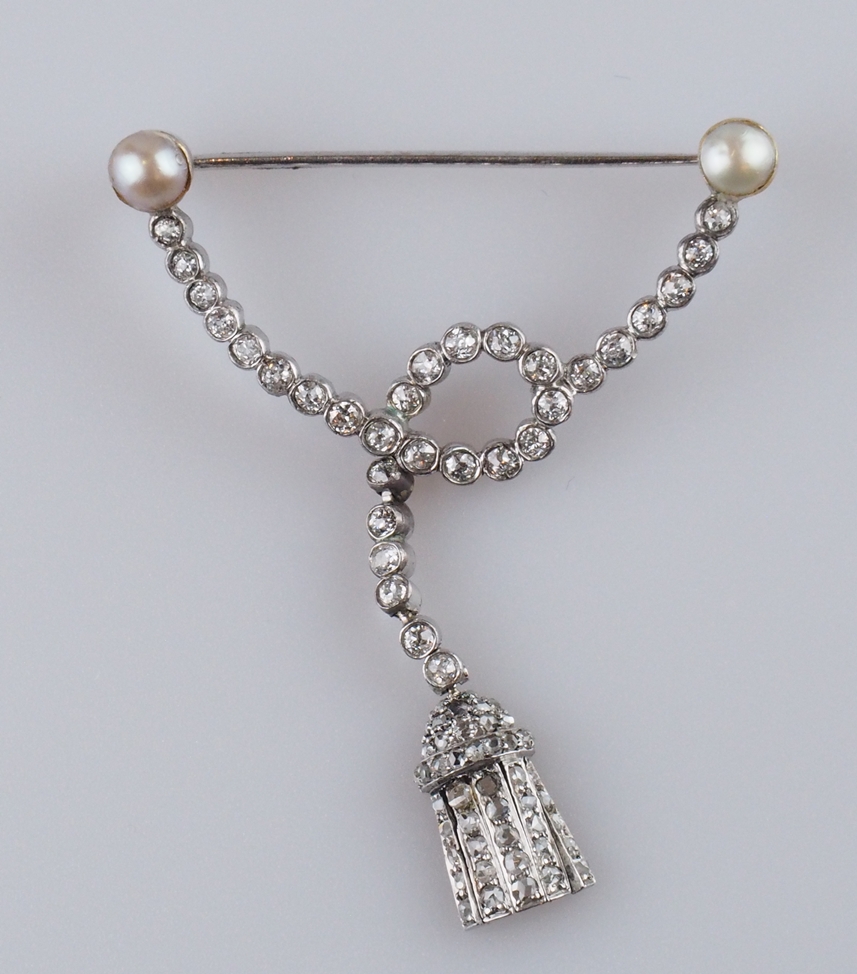 Pendeloque-Brosche in Form eines verschlungenen Seils mit Quastenanhänger. Altschliffdiamanten zus.