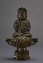 Guanyin. Dhyana Asana. Reich geschmückt. Separater Lotossockel auf hexagonalem Fuß. Bronze mit Rest