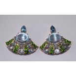 Paar fächerförmige Ohrstecker. Topase, Diopside 6,21 ct. und Brillanten 0,12 ct. 14 ct. RG