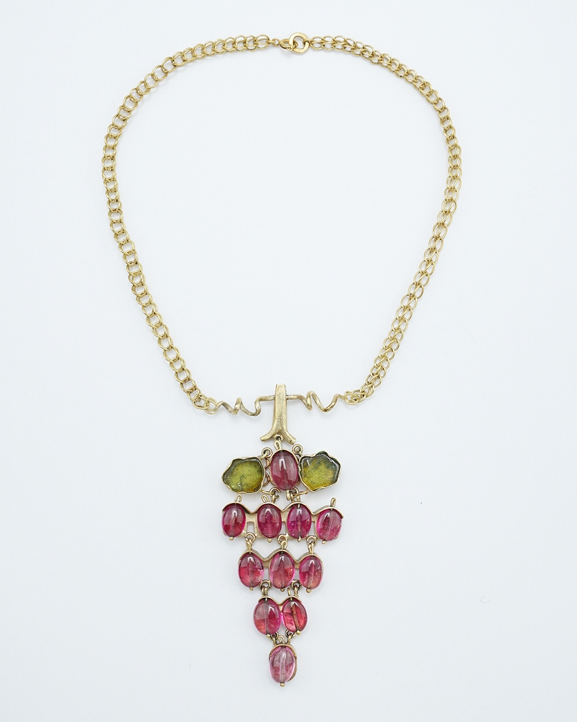 Collier mit Traubenanhänger. Rote Turmalinlinsen in Form einer Traubenrebe. Fassung und Kette 14 ct