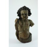 Torso eines Putto. Über die Schulter drapiertes Tuch. Holz mit Resten alter Fassung. Weilheim, 17.