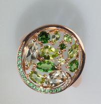 Ovaler Cocktailring. Mit verschiedenen, grünen Steinen: Smaragd, Peridot, Tsavorith, Diopsid etc. Z
