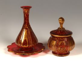 Vase mit Deckeldose und Untersatz. Rosafarbenes Glas mit farblosem Überfang und Zierschliff. Reiche
