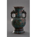 Balustervase. Mit zwei Maskarongriffen. Bronze mit Cloisonné. China. H 24 cm