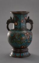 Balustervase. Mit zwei Maskarongriffen. Bronze mit Cloisonné. China. H 24 cm