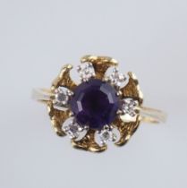 Blütenförmiger Ring. Mit facettiertem Amethyst und kleinen Diamanten. 14 ct. GG