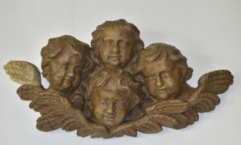 Engelsköpfe. Skulptur mit vier geflügelten Engelsköpfen. Holz. Ende 18. Jh. 37 x 66 cm