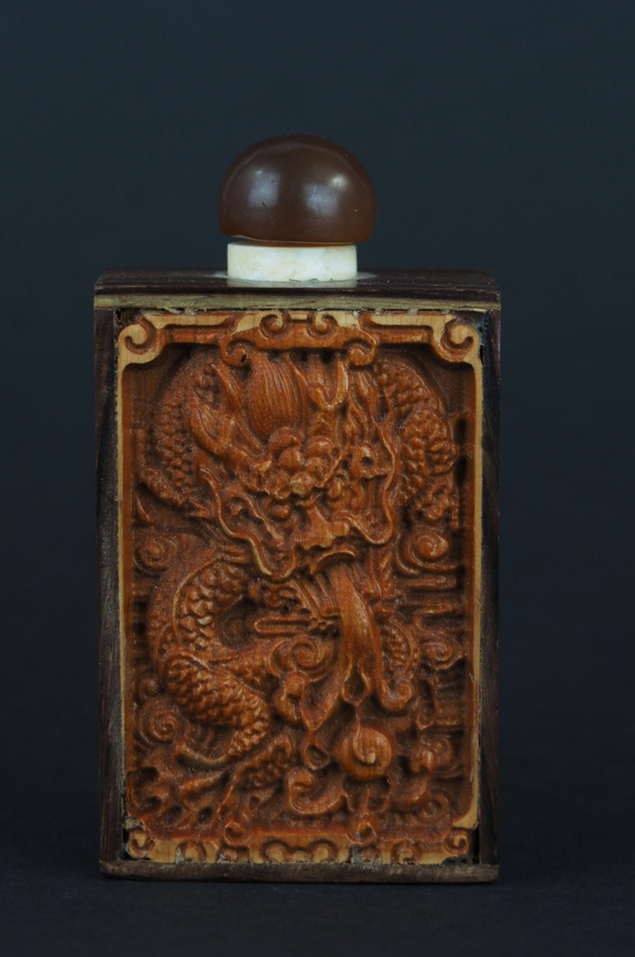 Snuffbottle. Holz mit zwei Darstellungen im Relief (Drache und Buddha). Signaturenmarke. China. H 7 - Image 2 of 2
