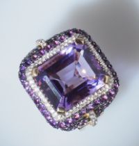 Prächtiger Amethystring.  Oktagonaler feiner Amethyst mit runden Amethysten karmosiert zus. 10,11 c