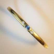 Saphir-Armreif. Mittig ovaler Saphir 0,54 ct. Zwei Brillanten 0,20 ct. Feines Weiß (top wesselton) 