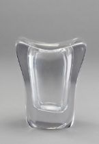 Daumvase. Bez. Hellgrünes Kristallglas. Geschweifte Tulpenform. H 14,5 cm