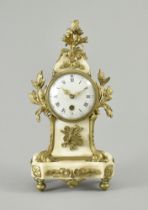 Kaminuhr im Stil Louis XV. Weißes Marmorgehäuse mit applizierten Bronze-doré-Verzierungen. Aufklapp