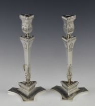 Paar grosse Empire-Leuchter auf dreipassigem Fuß mit vasenähnlichen Tüllen und ägyptisierendem Deko
