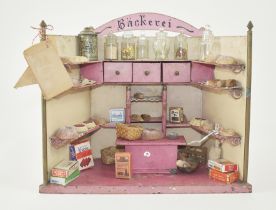 Bäckerladen. Einrichtung mit Regal und Ladentisch. Gebäck, Verkaufspackungen und Bonbongläser. L 36