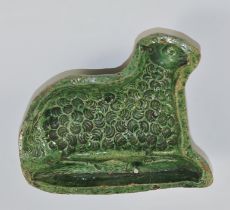 Osterlamm als reliefierte Pressform, für sogenannten Oakas/Eierkäs. Innen grün glasierte Irdenware.