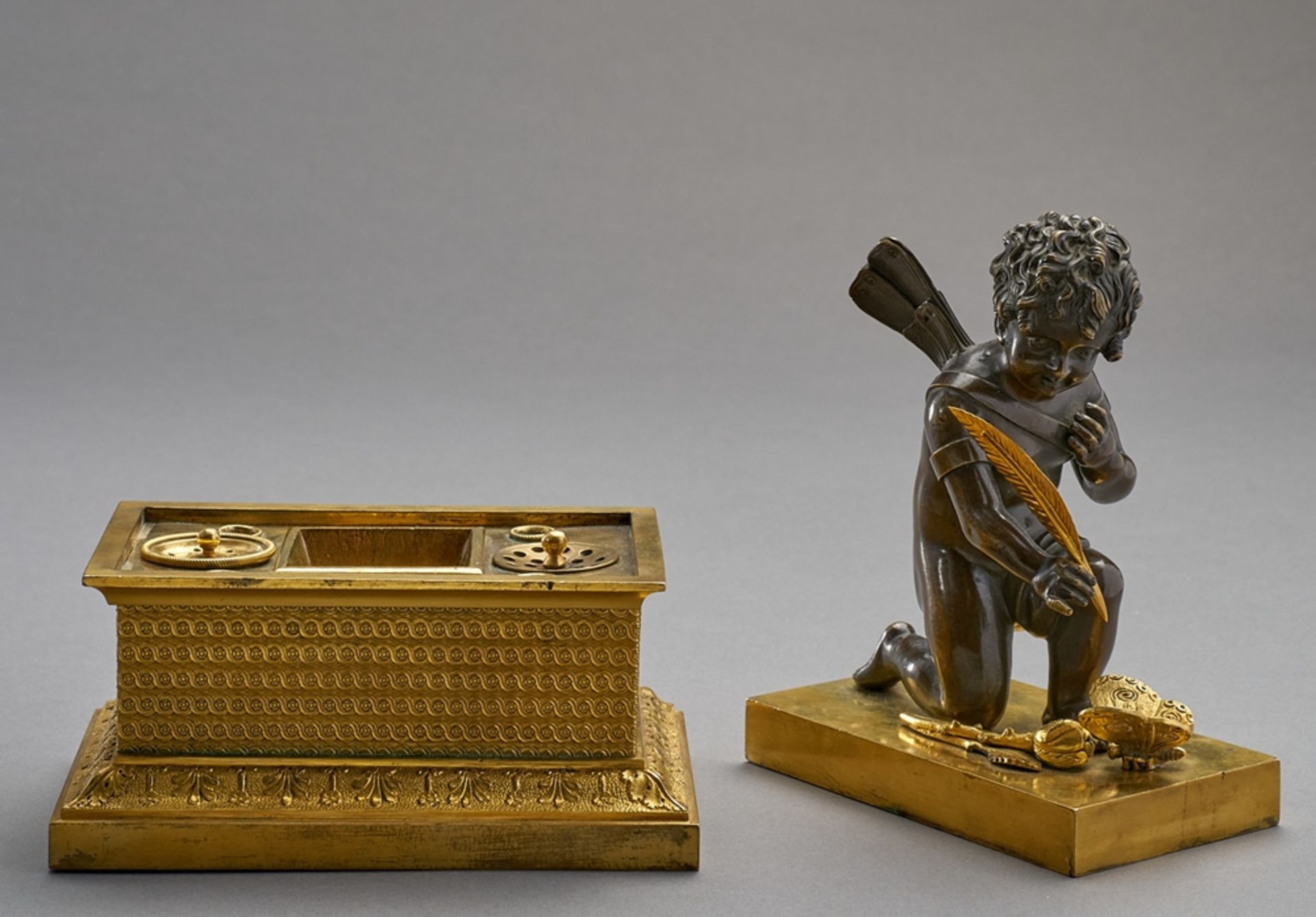 Empire-Schreibzeug. Rechteckiger, ziselierter Plinthensockel mit Federhalterungen, Streusandbüchsen - Bild 2 aus 2