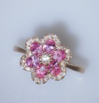 Blüten-Ring. Pinkfarbene Saphire zus. 1,11 ct. Brillanten zus. 0,26 ct. 18 ct. RG