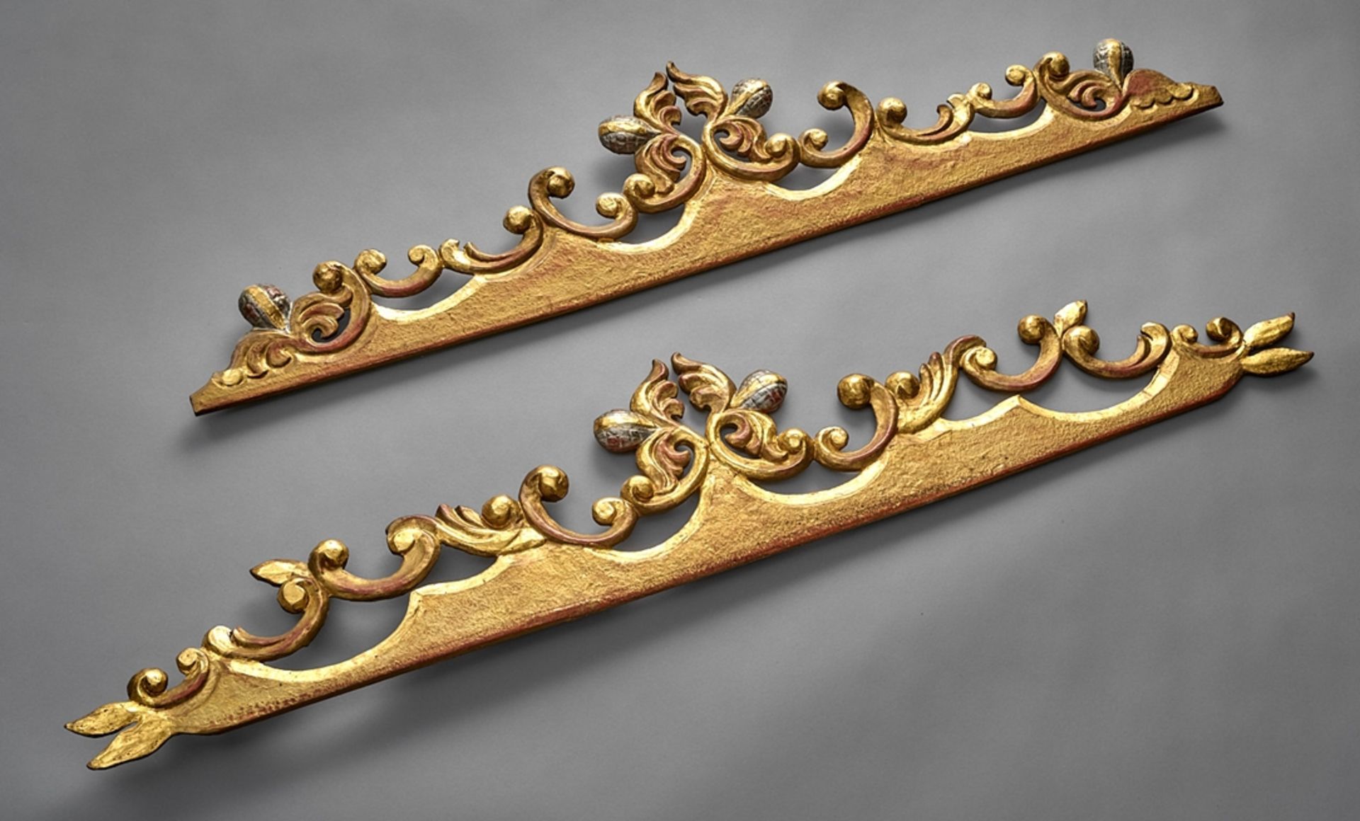Paar Supraporten im Barockstil. Holz, polimentvergoldet. Um 1900. L 100 cm