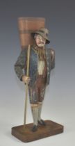 Tiroler Büttenmandl. Auf Holzsockel stehender Tiroler, eine Bütte auf dem Rücken tragend. Holz und