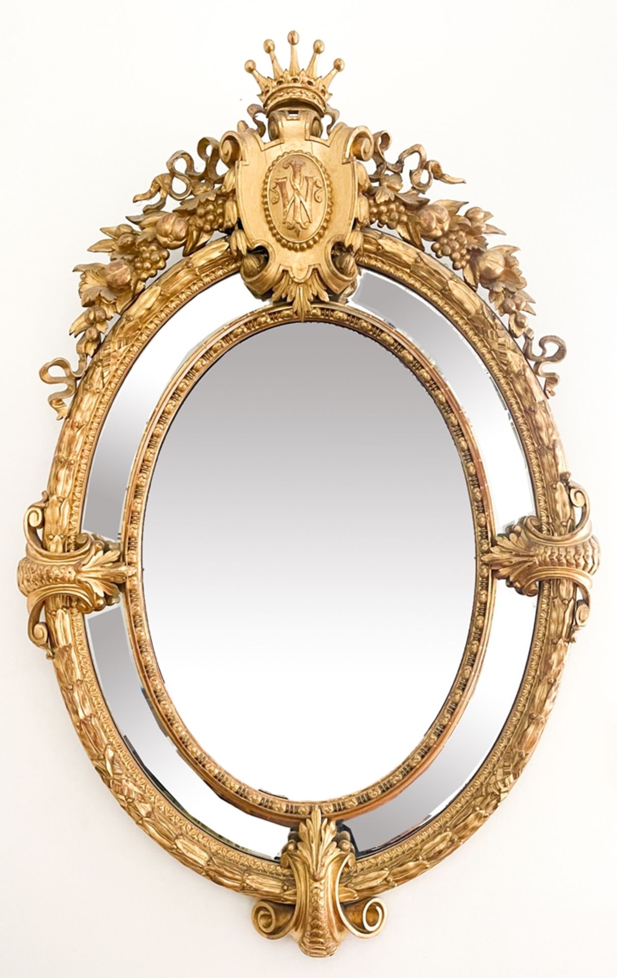 Goldener ovaler Prunkspiegel mit Krone und Wappen