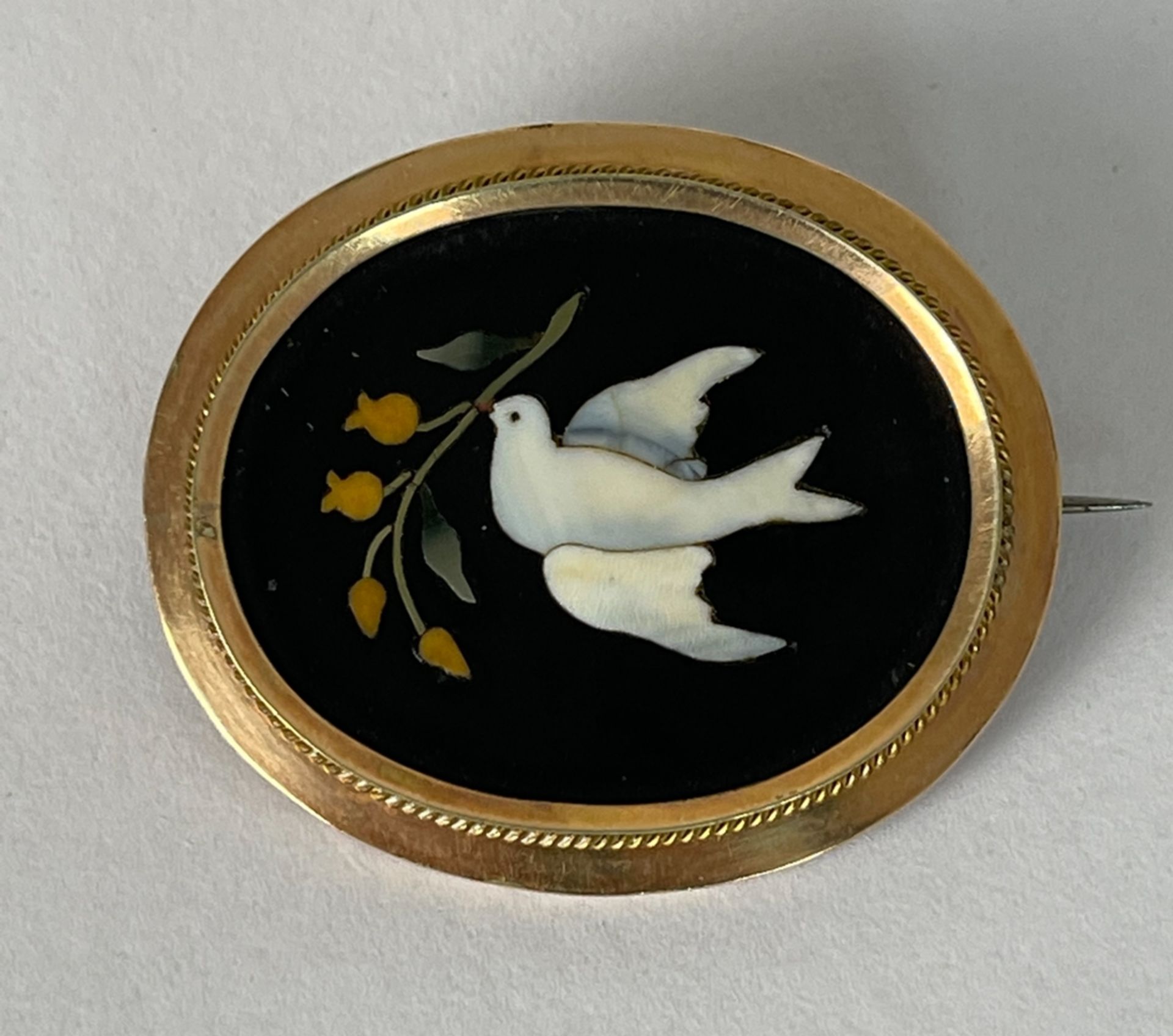 Hochwertige Pietra Dura Brosche "Weiße Taube" in Echtgoldfassung