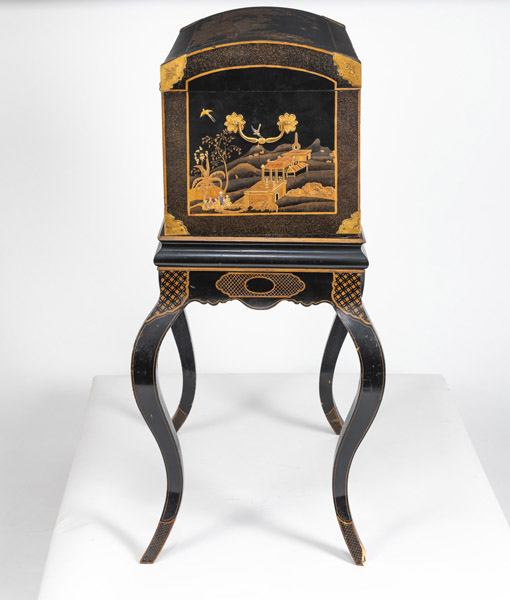 AN ENGLISH ORMOLU-MOUNTED BLACK AND GILT JAPANNED CHES ON STAND - Image 6 of 8