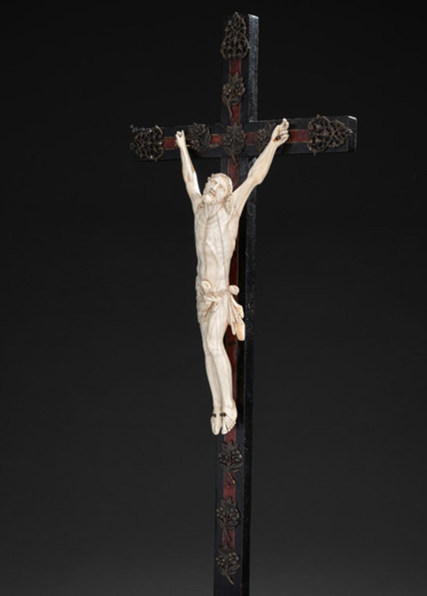 A FINE BAROQUE IVORY, TORTOISE SHELL AND BRASS MOUNTED CRUCIFIX - Image 3 of 4