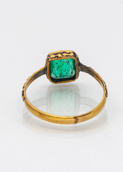 AN EMERALD RING - Image 3 of 3