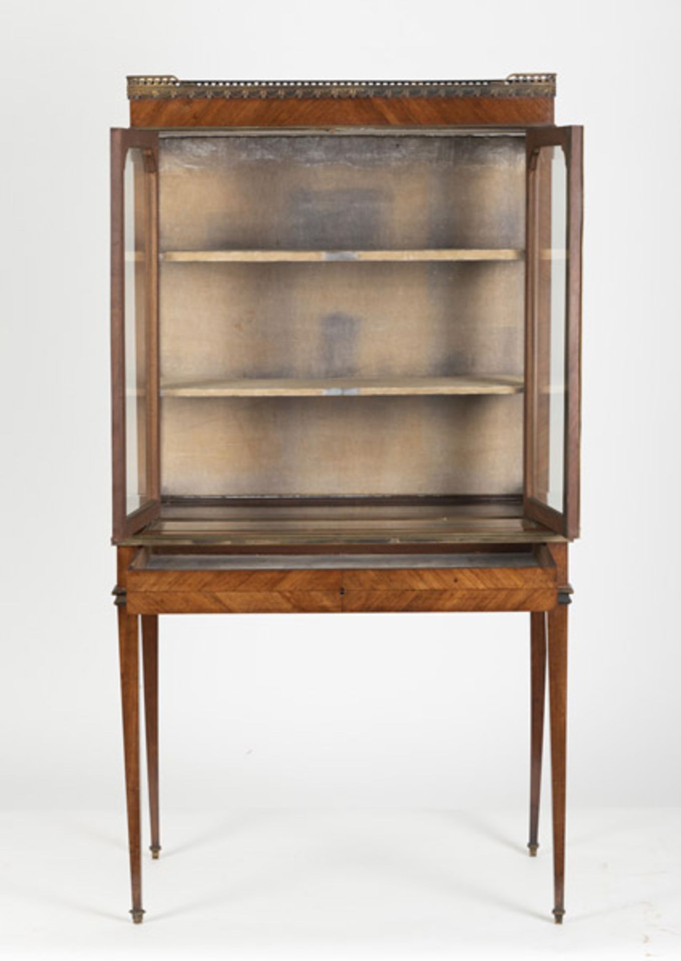 A BRASS MOUNTED MAHOGANY LOUIS XVI STYLE DISPLAY CABINET - Image 7 of 8