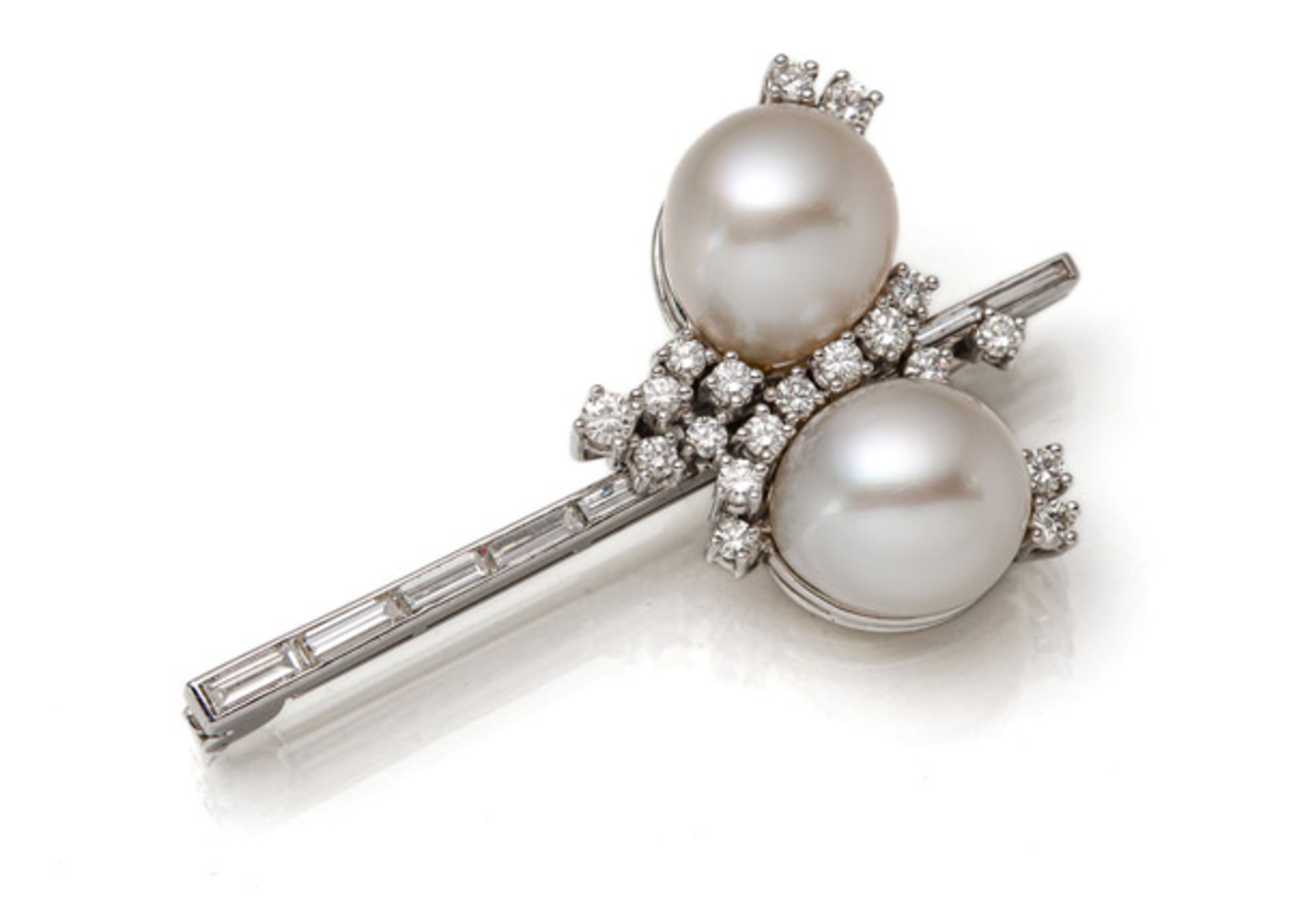 A FINE PEARL AND DIAMOND BROOCH/PENDANT