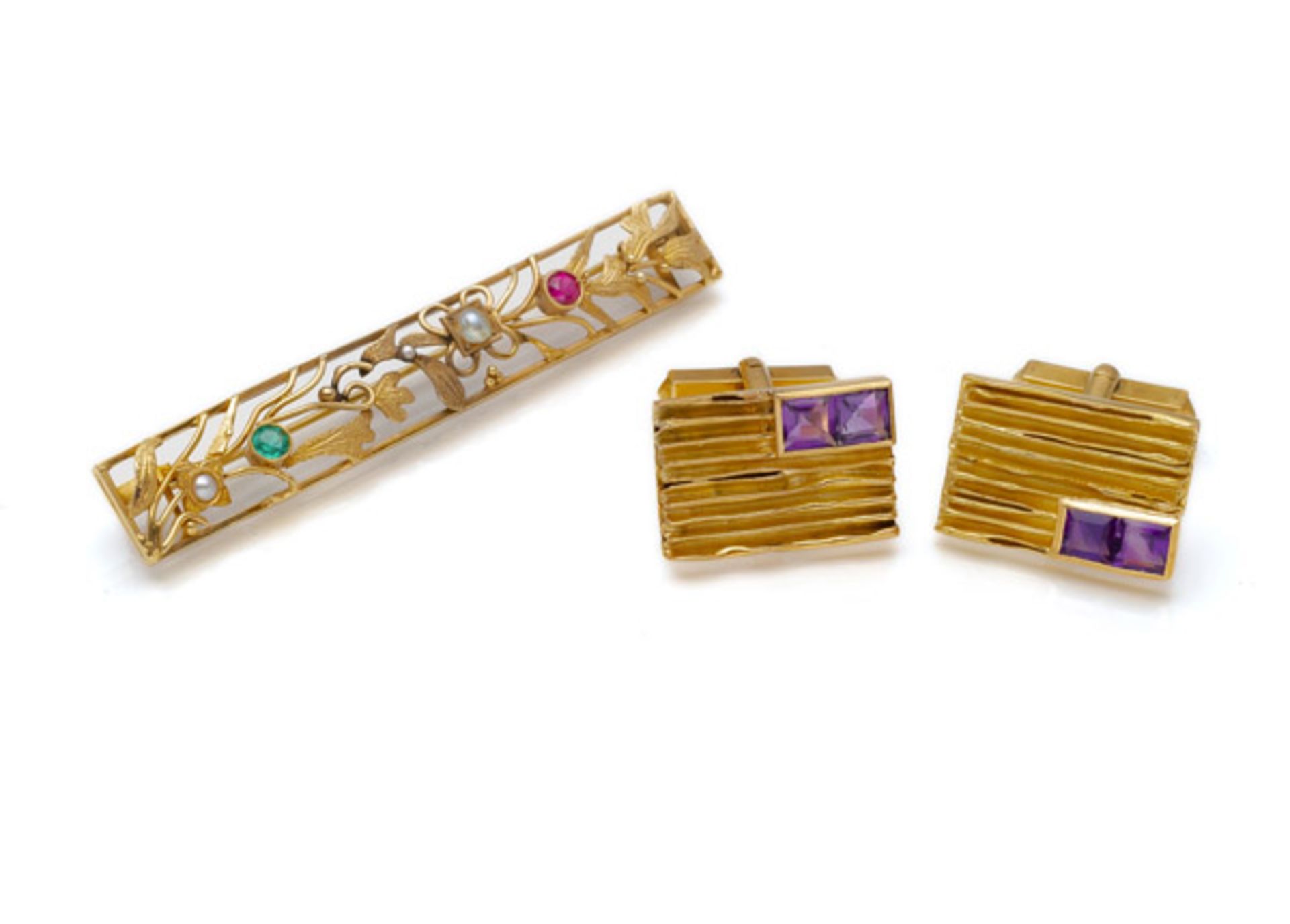 A PAIR OF CUFF LINKS AND A BROOCH