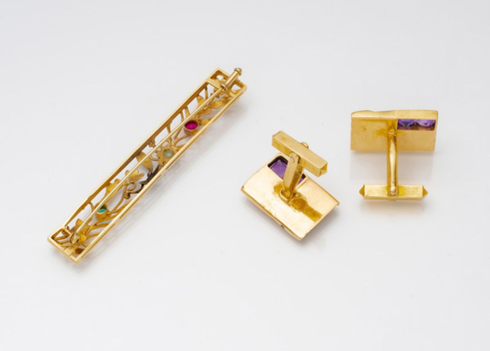 A PAIR OF CUFF LINKS AND A BROOCH - Image 2 of 2