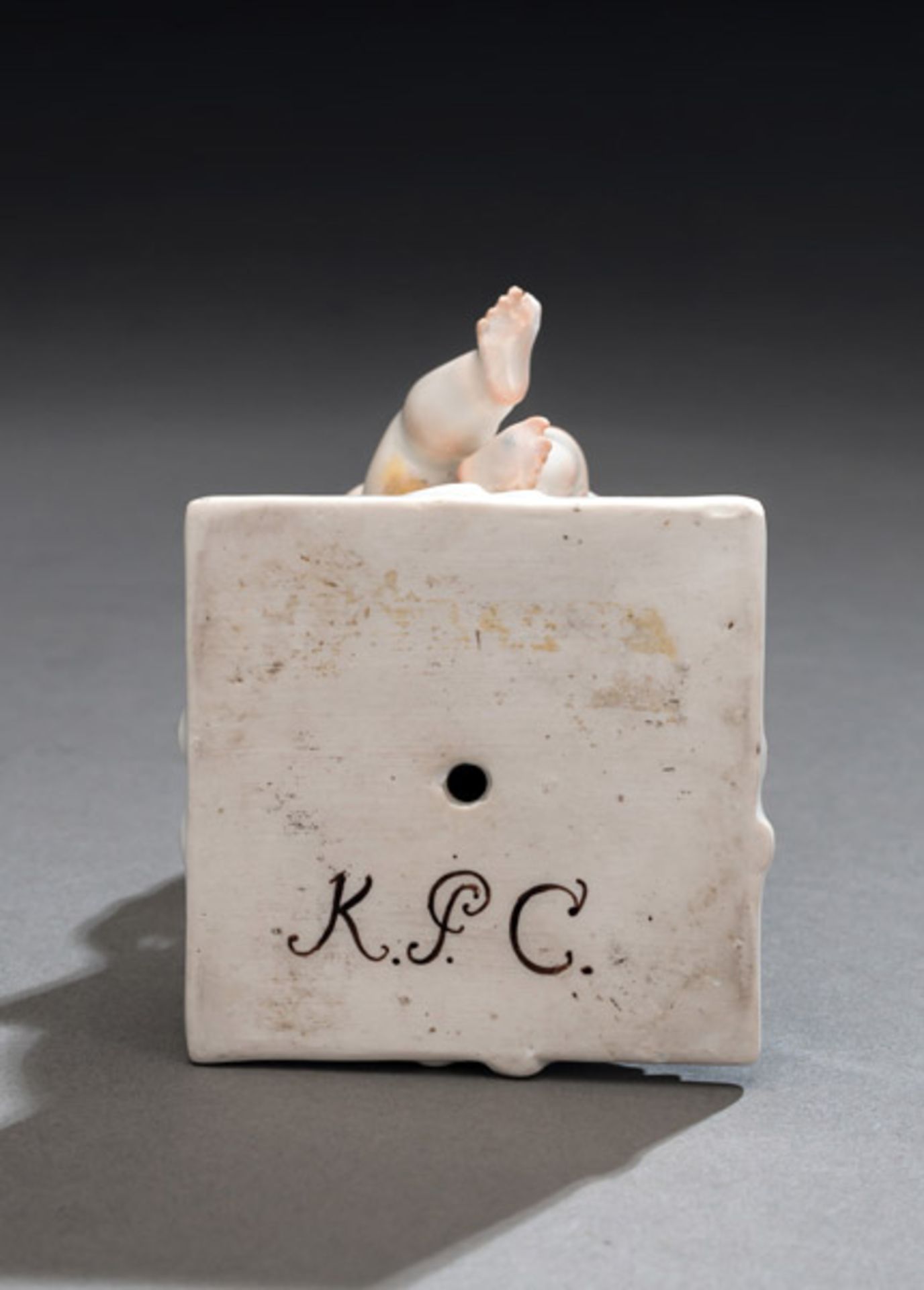 Putto mit Churhut auf Postament mit KPC Monogramm - Bild 3 aus 3