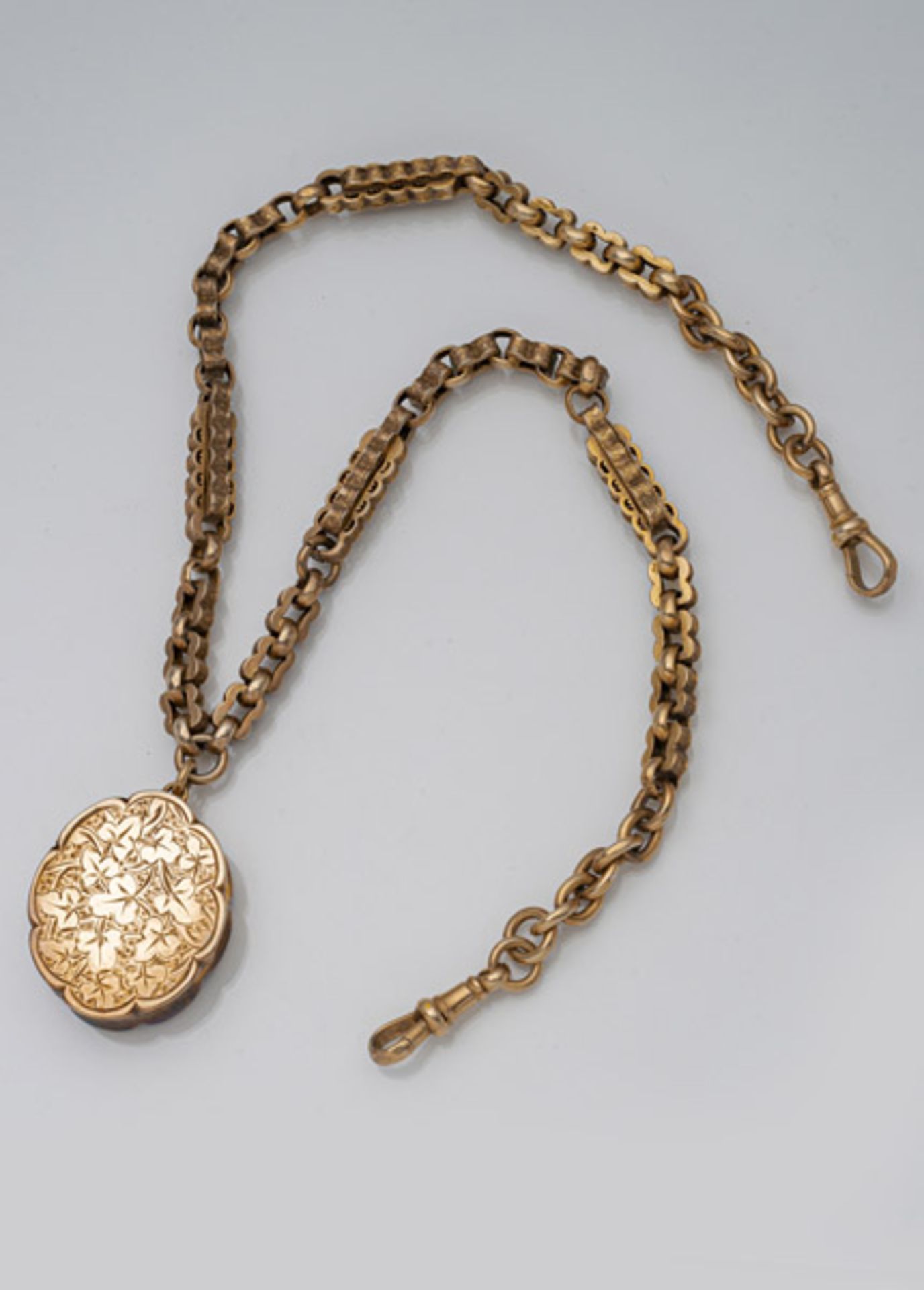 A VICTORIAN SCENT MEDAILLON PENDANT AND NECKLACE - Image 4 of 4