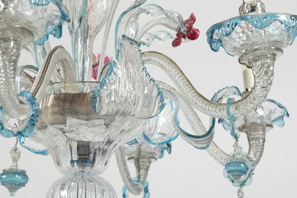 A VENETIAN POLYCHROME MURANO GLASS SIX-LIGHT CHANDELIER - Image 10 of 12