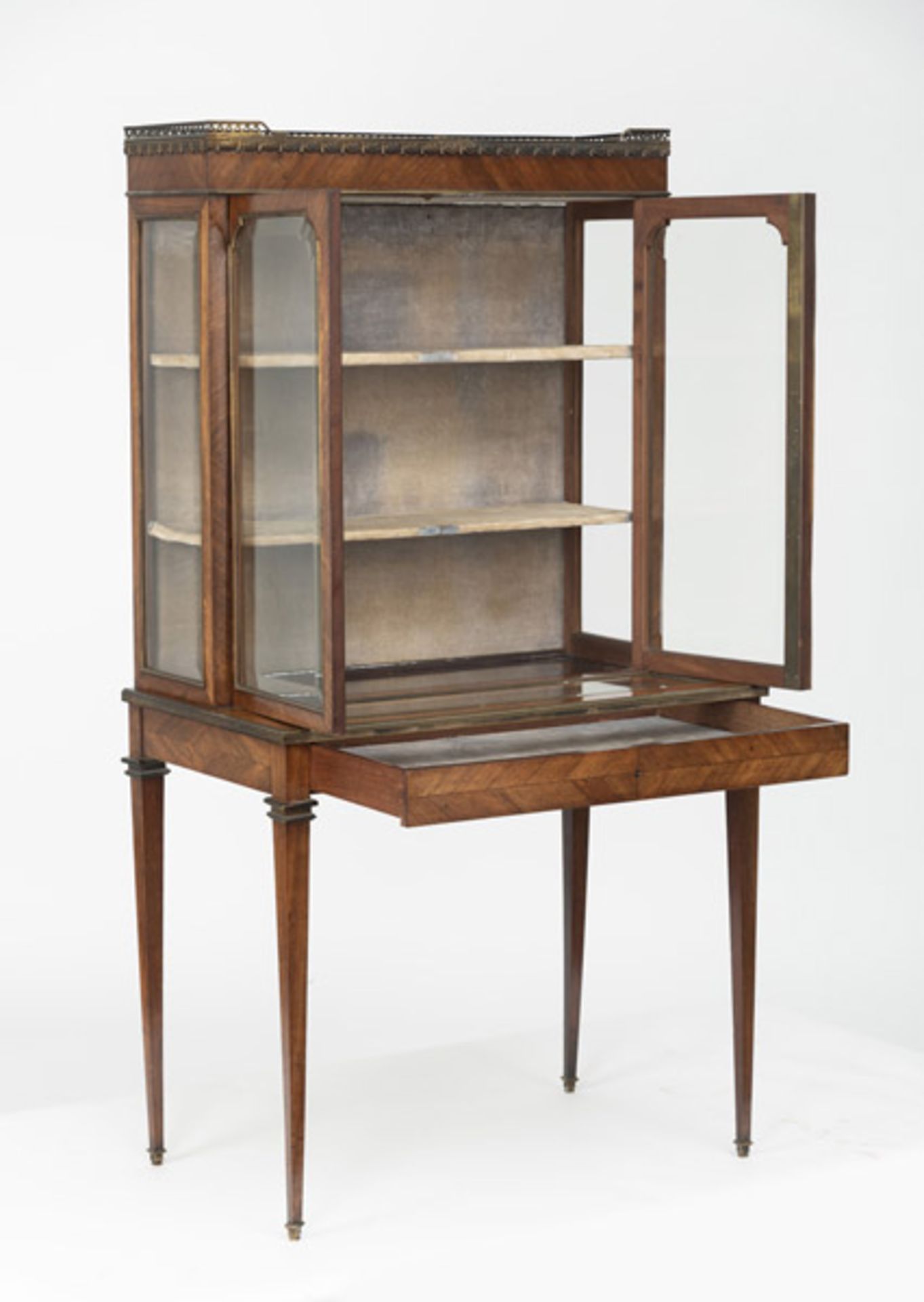 A BRASS MOUNTED MAHOGANY LOUIS XVI STYLE DISPLAY CABINET - Image 6 of 8