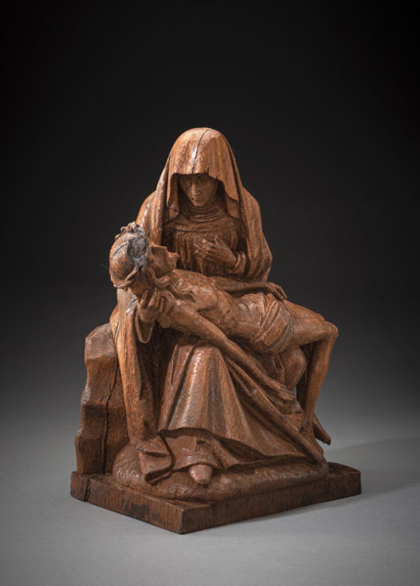 A GOTHIC OAK WOOD PIETA - Image 2 of 4