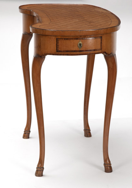 A GERMAN BRASS MOUNTED CEDAR, KINGWOOD AND FRUITWOOD PARQUETRY WRITING TABLE - Image 4 of 7