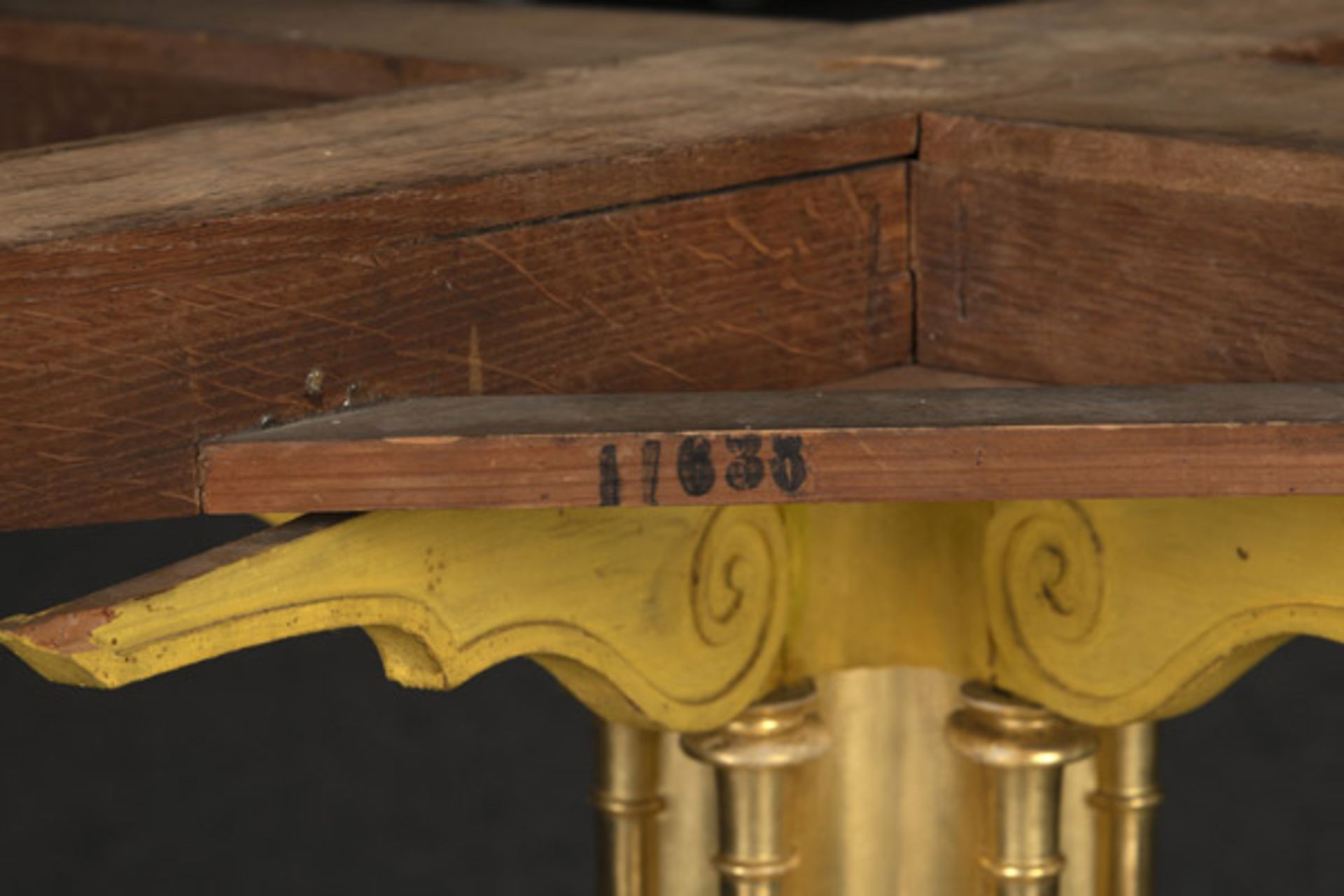 A LARGE GILTWOOD CENTRE TABLE - Image 5 of 7