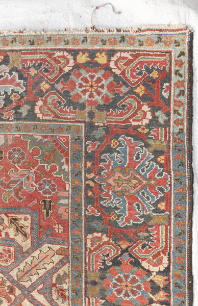 A Heriz Medallion carpet - Image 6 of 11