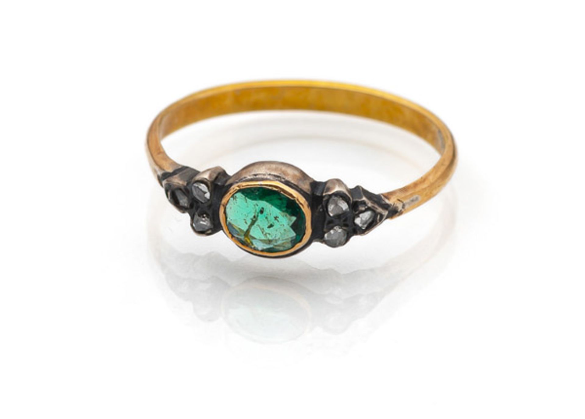 A RING WITH GREEN STONE - Image 2 of 3