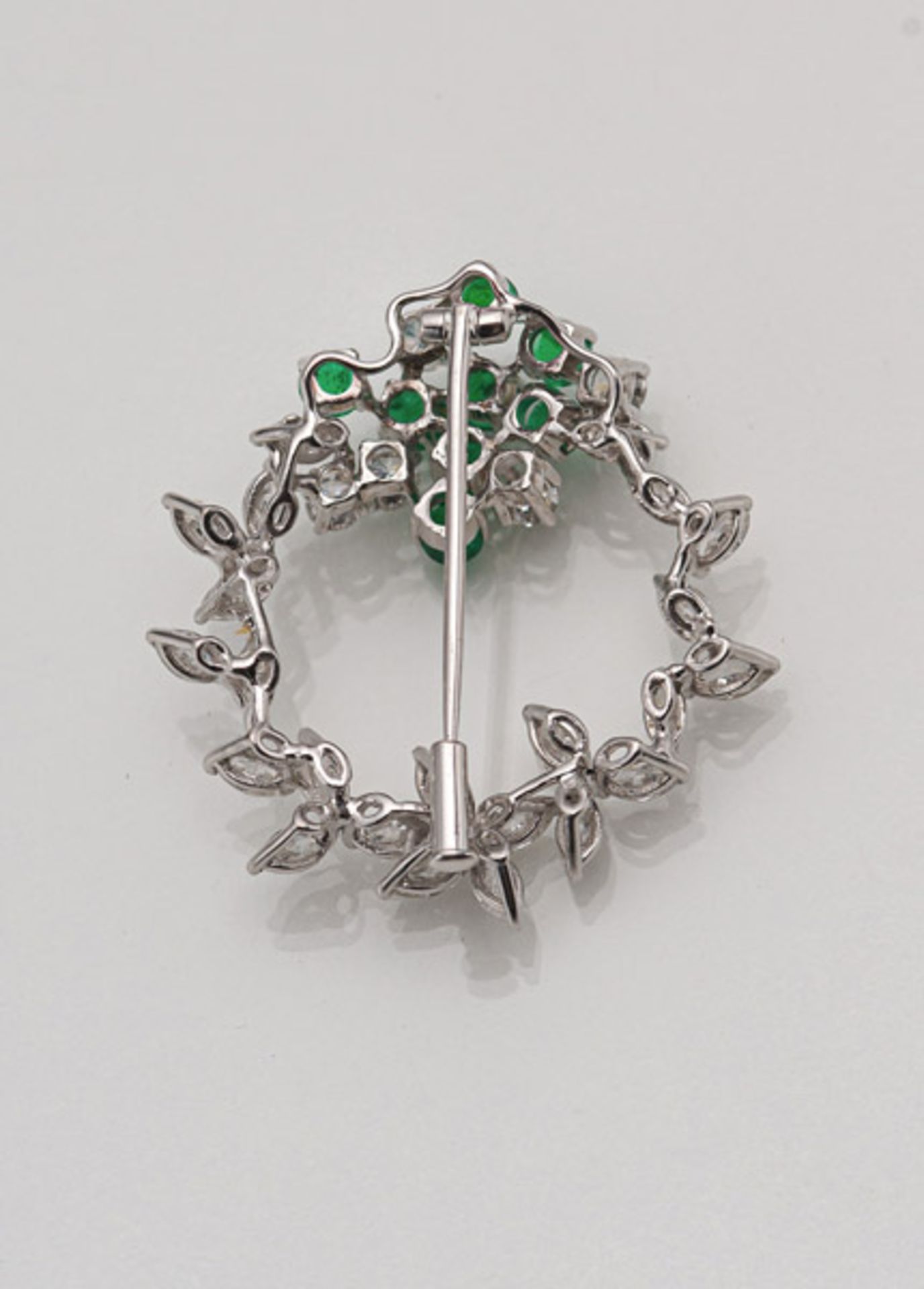 AN EMERALD AND DIAMOND BROOCH - Image 2 of 2