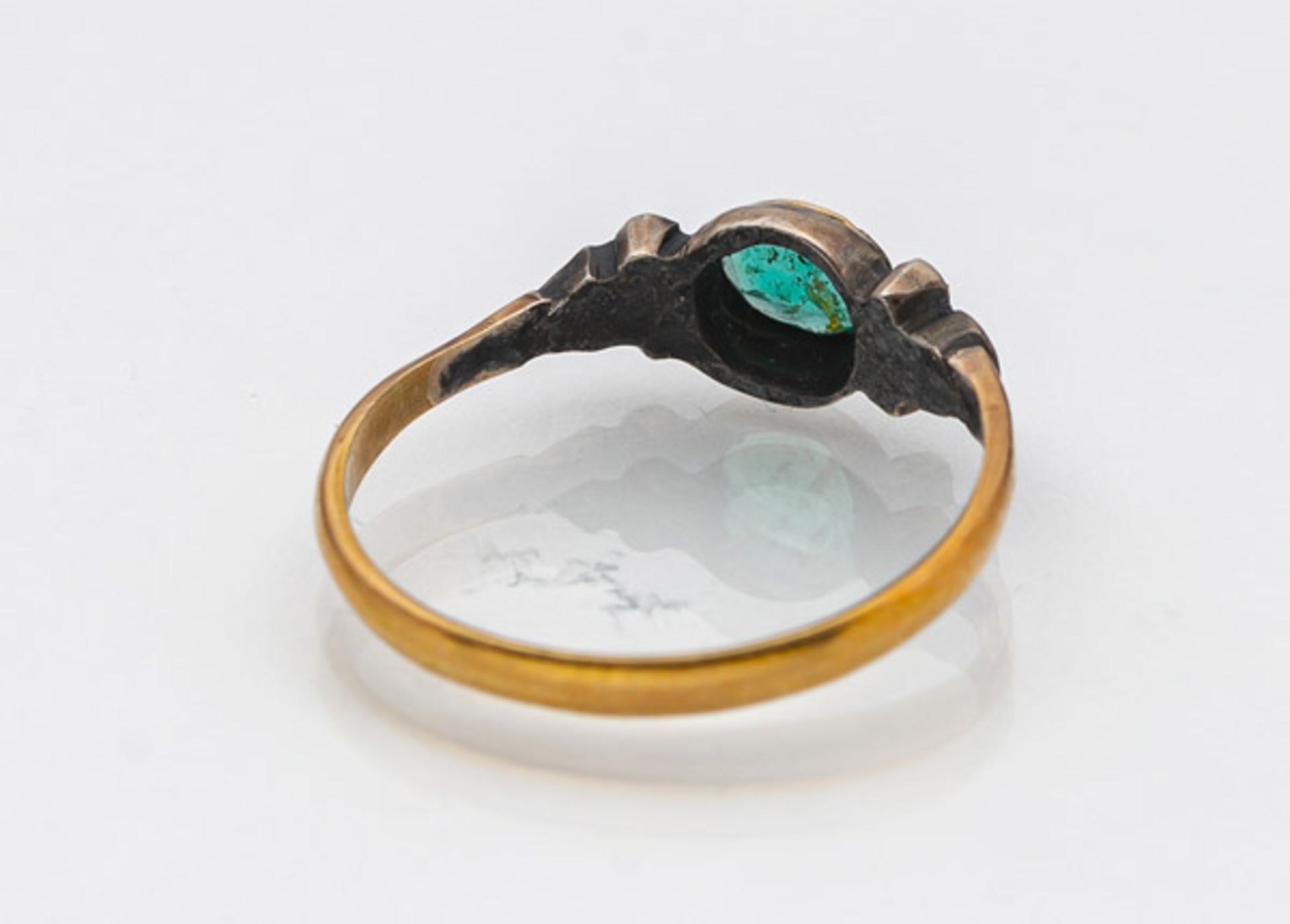 A RING WITH GREEN STONE - Image 3 of 3