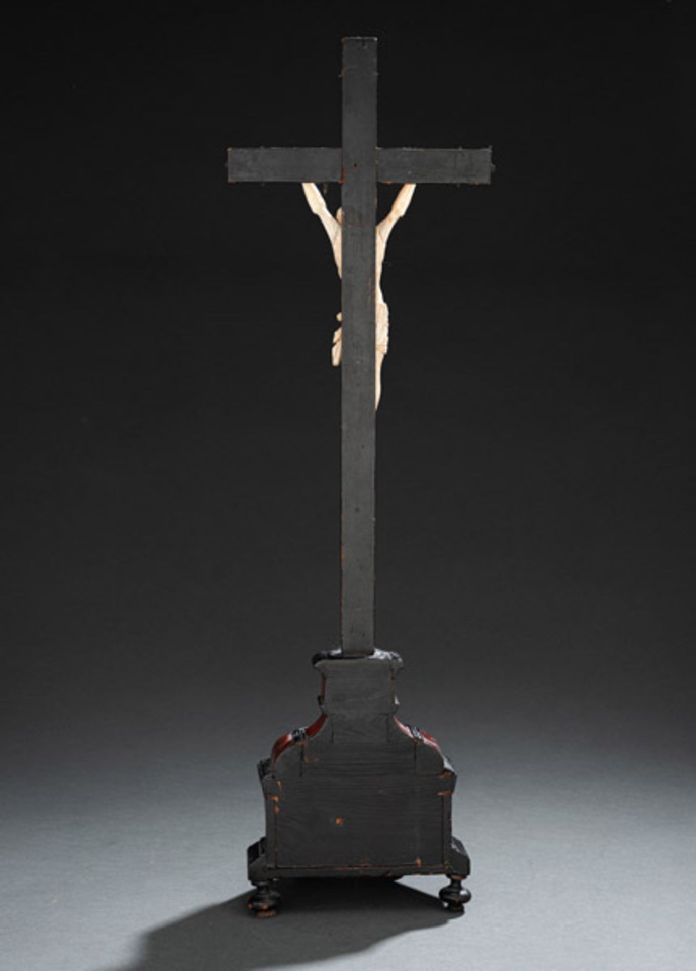 A FINE BAROQUE IVORY, TORTOISE SHELL AND BRASS MOUNTED CRUCIFIX - Image 2 of 4