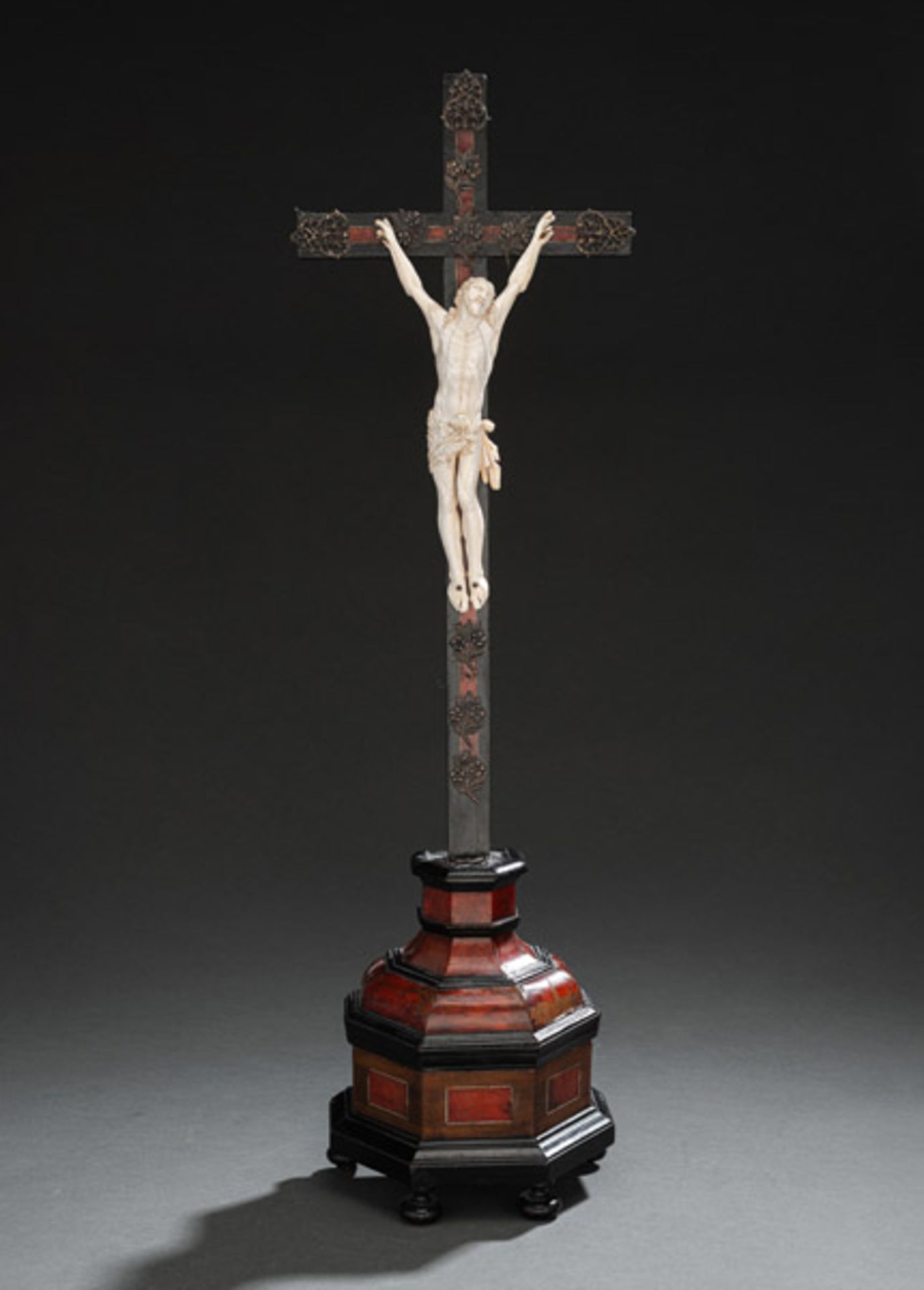 A FINE BAROQUE IVORY, TORTOISE SHELL AND BRASS MOUNTED CRUCIFIX