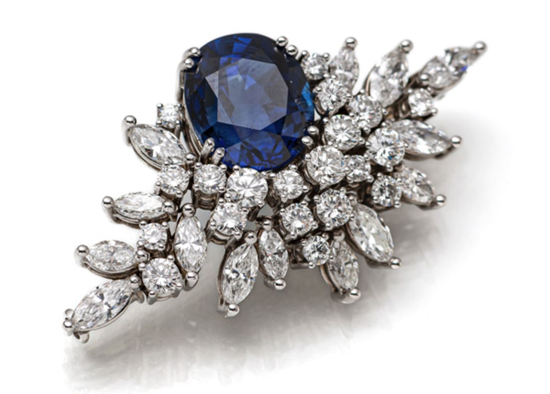 A FINE SAPPHIRE AND DIAMOND BROOCH - Image 2 of 3