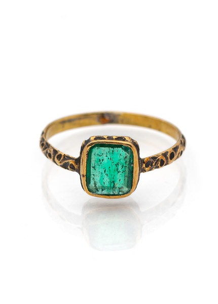 AN EMERALD RING - Image 2 of 3