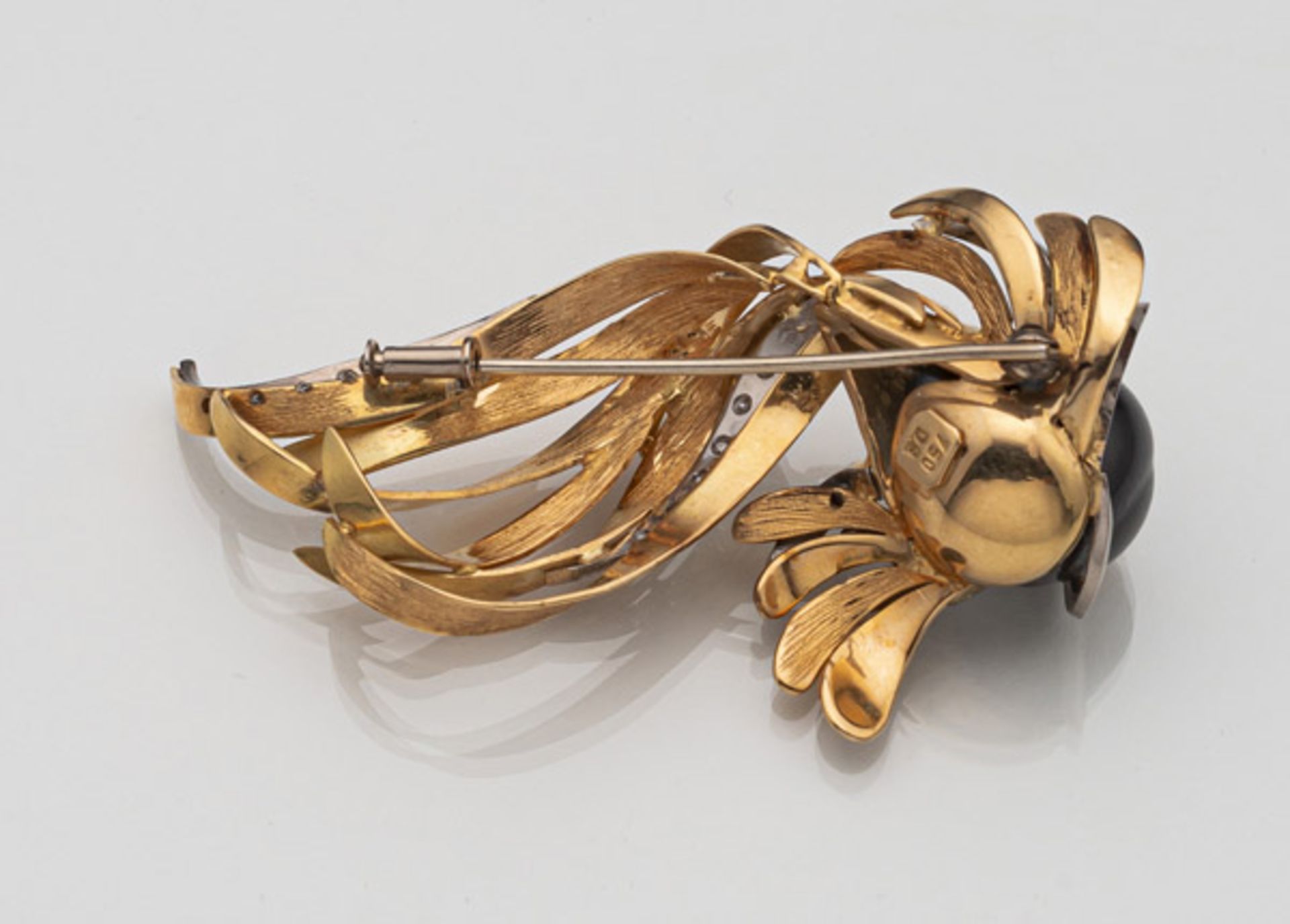 A PEARL AND GOLD LEAF SHAPED BROOCH - Image 3 of 3