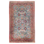 Alter Tabriz mit floraler und Tierornamentik auf hellblauem Grund