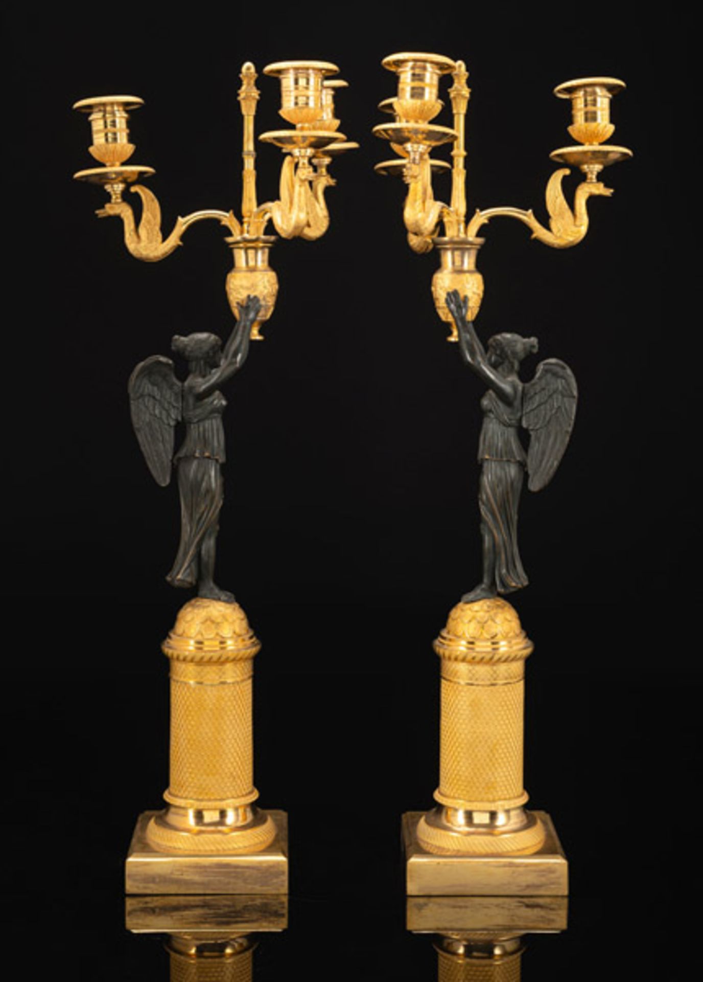 Paar feine Empire-Girandolen mit Viktorien aus vergoldeter Bronze - Bild 2 aus 4